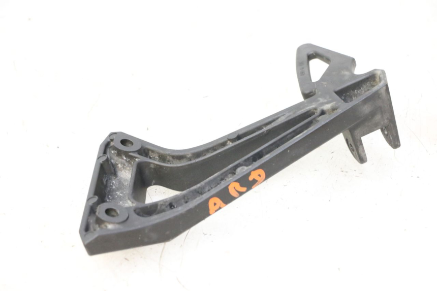 photo de PLAAT VOETSTEUN ACHTER RECHTS YAMAHA FZ6 FAZER S2 600 (2007 - 2011) - Detail van het onderdeel