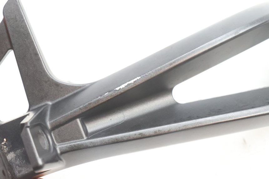 photo de PLAAT VOETSTEUN ACHTER RECHTS YAMAHA FZ8 800 (2010 - 2016) - Detail van het onderdeel