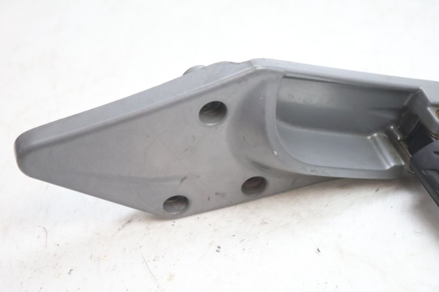 photo de RECHTE ACHTERSTE VOETSTEUNPLAAT GILERA GP 800 (2007 - 2013) - Detail van het onderdeel