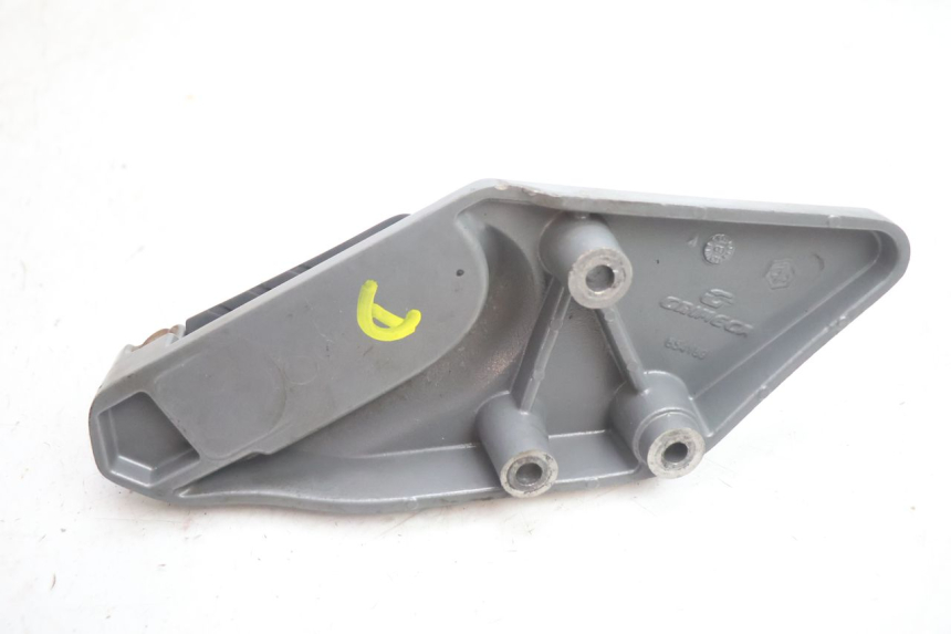 photo de RECHTE ACHTERSTE VOETSTEUNPLAAT GILERA GP 800 (2007 - 2013) - Kenmerkende details