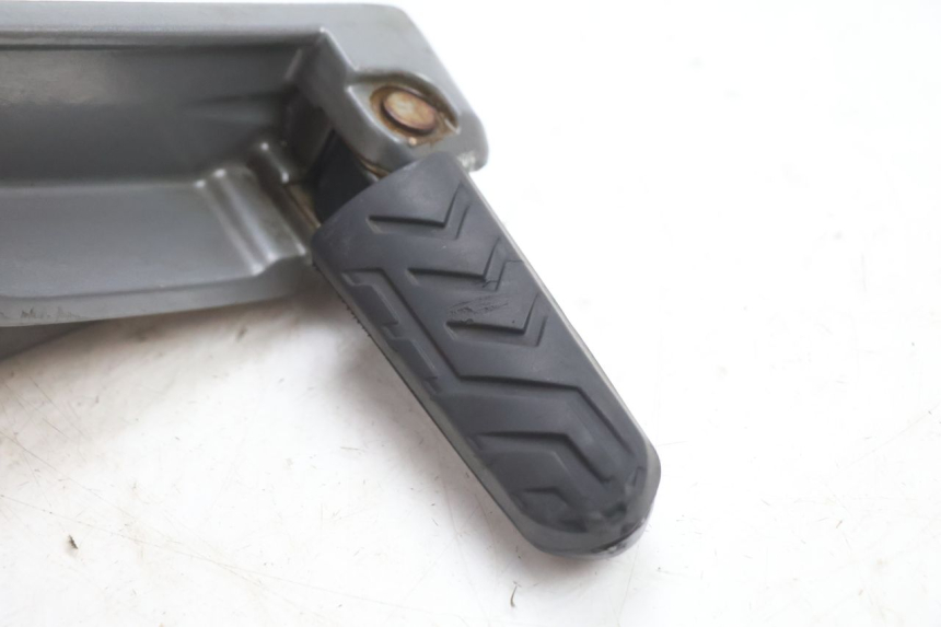 photo de RECHTE ACHTERSTE VOETSTEUNPLAAT GILERA GP 800 (2007 - 2013) - Zoom op gebruiksstaat