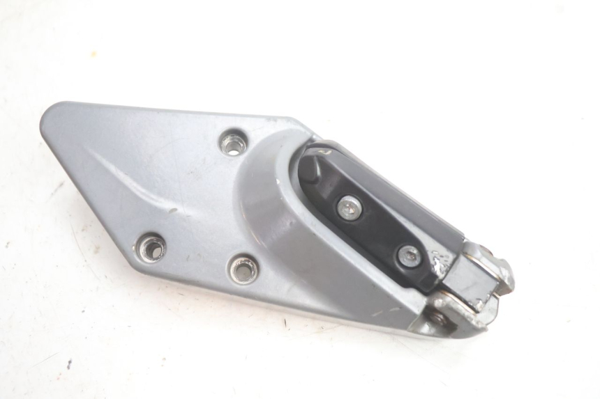 photo de RECHTE ACHTERSTE VOETSTEUNPLAAT GILERA GP 800 (2007 - 2013) - Technische close-up