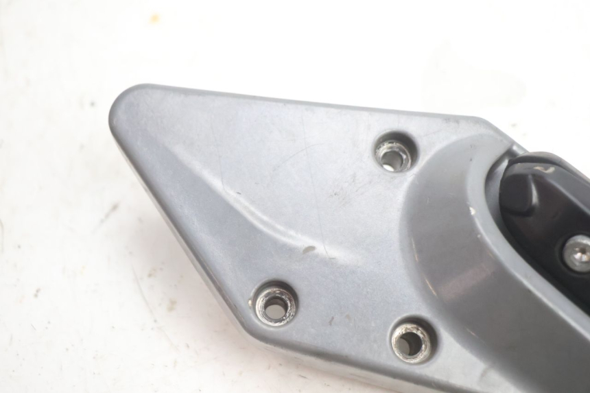 photo de RECHTE ACHTERSTE VOETSTEUNPLAAT GILERA GP 800 (2007 - 2013) - Overzicht