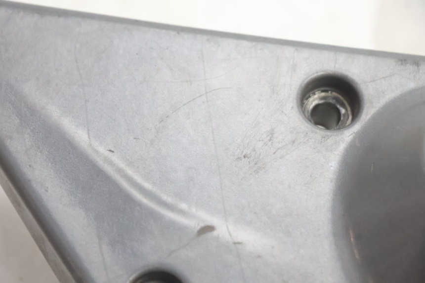 photo de RECHTE ACHTERSTE VOETSTEUNPLAAT GILERA GP 800 (2007 - 2013) - Bevestigingspunten
