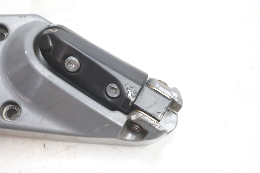 photo de RECHTE ACHTERSTE VOETSTEUNPLAAT GILERA GP 800 (2007 - 2013) - Staat van het oppervlak