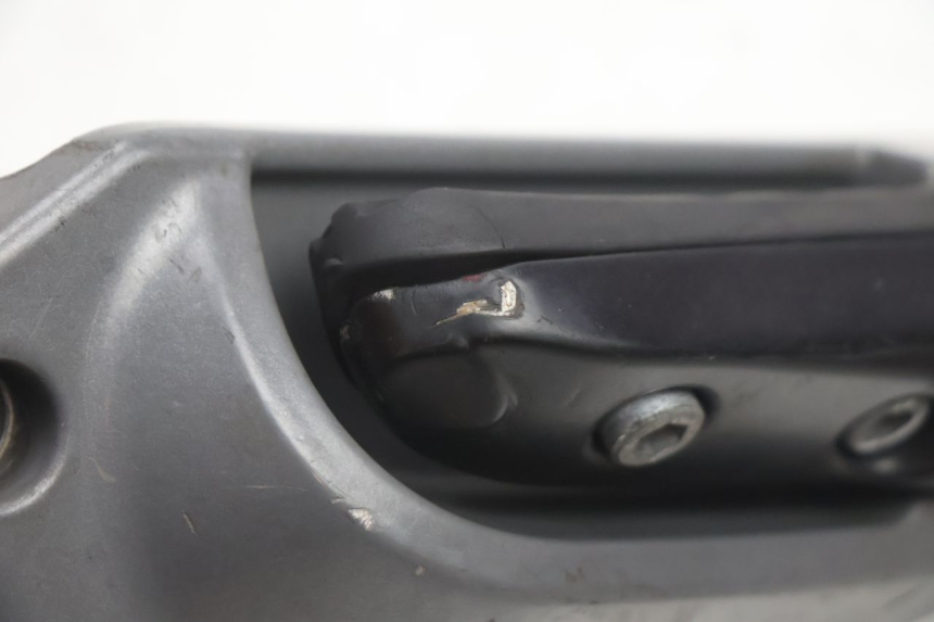 photo de RECHTE ACHTERSTE VOETSTEUNPLAAT GILERA GP 800 (2007 - 2013) - Gecontroleerd onderdeel