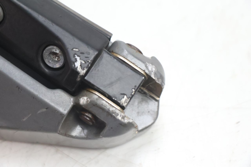 photo de RECHTE ACHTERSTE VOETSTEUNPLAAT GILERA GP 800 (2007 - 2013) - Markeringen en referenties