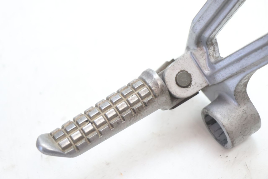 photo de RECHTE ACHTERSTE VOETSTEUNPLAAT KAWASAKI GPX F ZX750F 750 (1986 - 1990) - Detail van het onderdeel