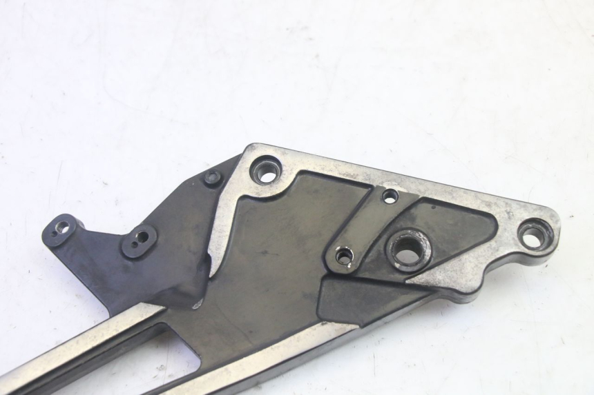 photo de PLAAT VOETSTEUN ACHTER RECHTS KAWASAKI GPZ RX 1000 (1986 - 1988) - Zoom op gebruiksstaat