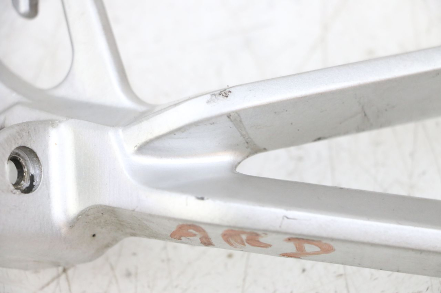 photo de PLAAT VOETSTEUN ACHTER RECHTS SUZUKI GSXR GSX-R 1000 (2003 - 2004) - Detail van het onderdeel