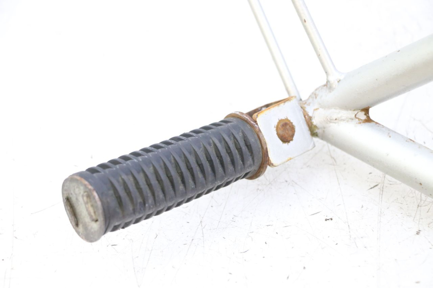 photo de PLAAT VOETSTEUN ACHTER RECHTS KYMCO STRYKER OFF ROAD 125 (1999 - 2005) - Bevestigingspunten