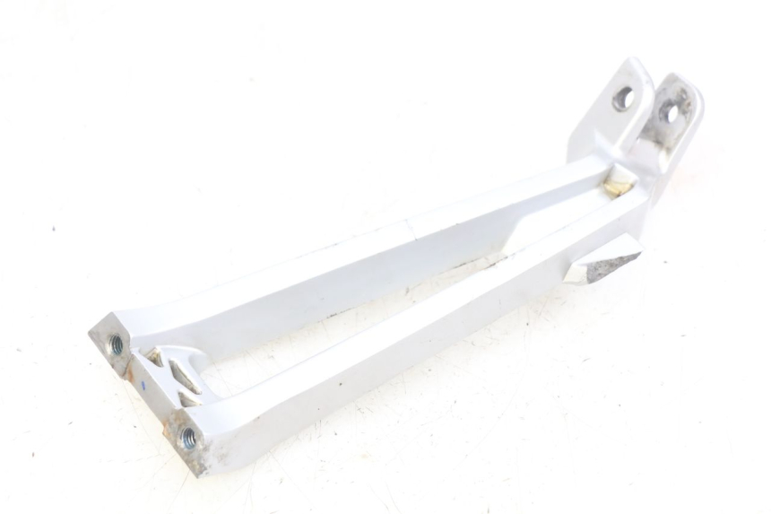 photo de PLAAT VOETSTEUN ACHTER RECHTS YAMAHA MT ABS 125 (2014 - 2018) - Detail van het onderdeel