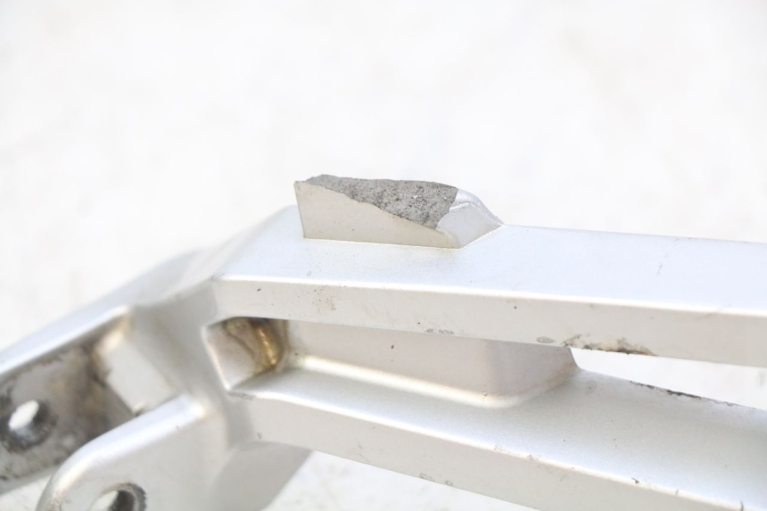 photo de PLAAT VOETSTEUN ACHTER RECHTS YAMAHA MT ABS 125 (2014 - 2018) - Zoom op gebruiksstaat