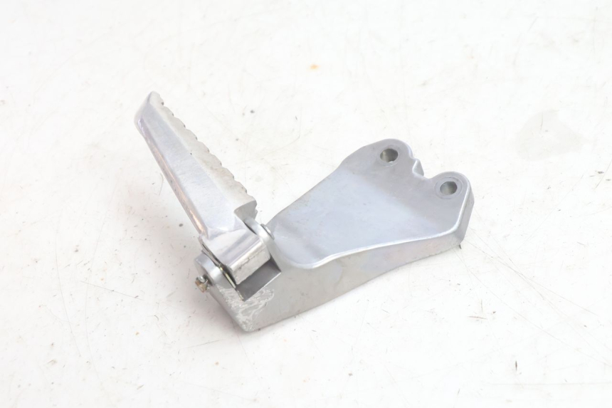photo de RECHTE ACHTERSTE VOETSTEUNPLAAT YAMAHA N-MAX NMAX 125 (2021 - 2024) - Detail van het onderdeel