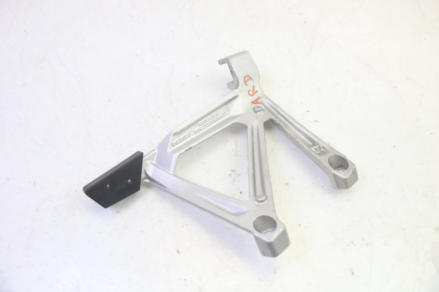 photo de PLAAT VOETSTEUN ACHTER RECHTS BMW R GS 1250 (2021 - 2024) - Andere kijkhoek