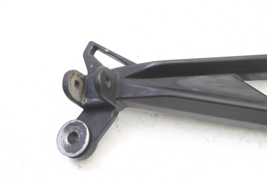 photo de PLAAT VOETSTEUN ACHTER RECHTS MAG POWER R-STREET 50 (2016 - 2025) - Detail van het onderdeel