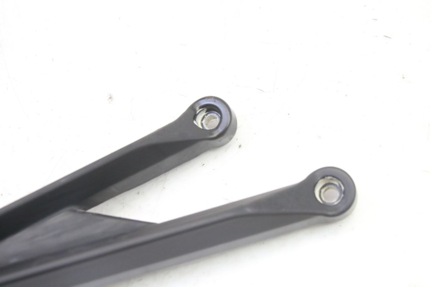 photo de PLAAT VOETSTEUN ACHTER RECHTS MAG POWER R-STREET 50 (2016 - 2025) - Zoom op gebruiksstaat