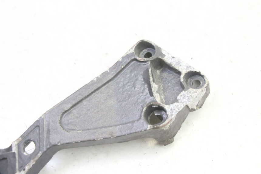 photo de PLAAT VOETSTEUN ACHTER RECHTS TRIUMPH SPRINT 900 (1995 - 1998) - Andere kijkhoek