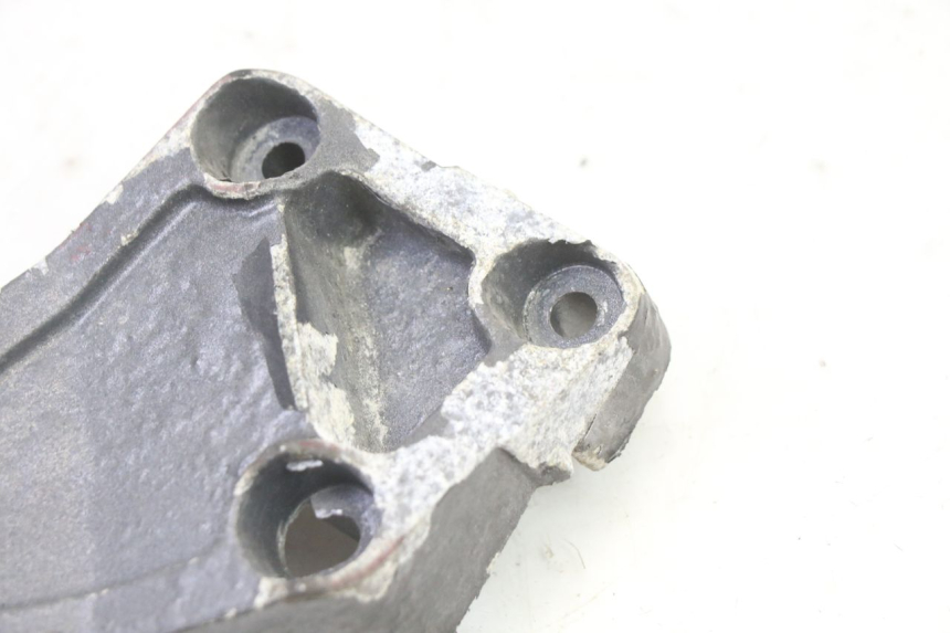 photo de PLAAT VOETSTEUN ACHTER RECHTS TRIUMPH SPRINT 900 (1995 - 1998) - Technische close-up