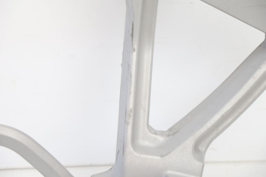 photo de RECHTE ACHTERSTE VOETSTEUNPLAAT CAN-AM SPYDER RS 1000 (2008 - 2012) - Detail van het onderdeel