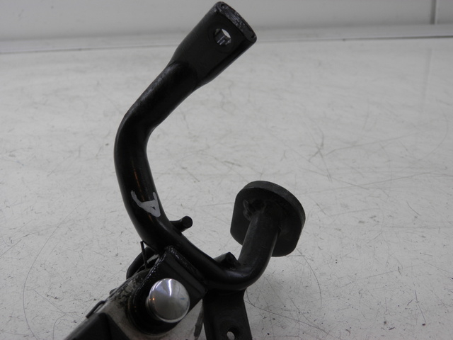 photo de PLAAT VOETSTEUN ACHTER RECHTS SYM GTS 125 (2005 - 2008) - Detail van het onderdeel