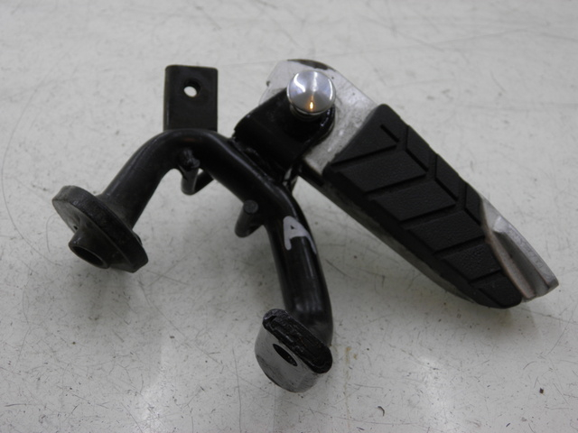 photo de PLAAT VOETSTEUN ACHTER RECHTS SYM GTS 125 (2005 - 2008) - Bevestigingspunten