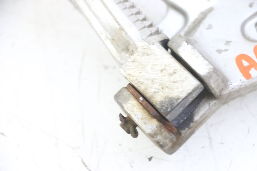 photo de PLAAT VOETSTEUN ACHTER RECHTS YAMAHA TDR DELTABOX 125 (1997 - 2003) - Zoom op gebruiksstaat