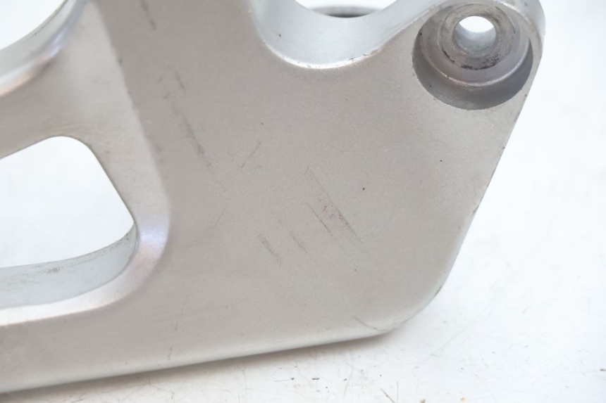 photo de PLAAT VOETSTEUN ACHTER RECHTS HONDA VFR FI RC46 800 (1998 - 2001) - Technische close-up