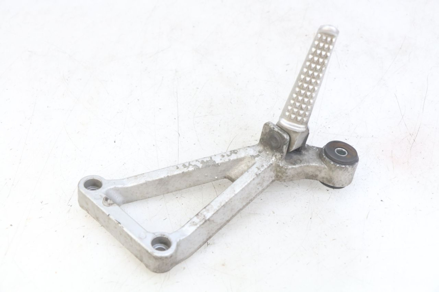 photo de PLAAT VOETSTEUN ACHTER RECHTS DAELIM VJ ROADWIN FI 125 (2008 - 2017) - Detail van het onderdeel