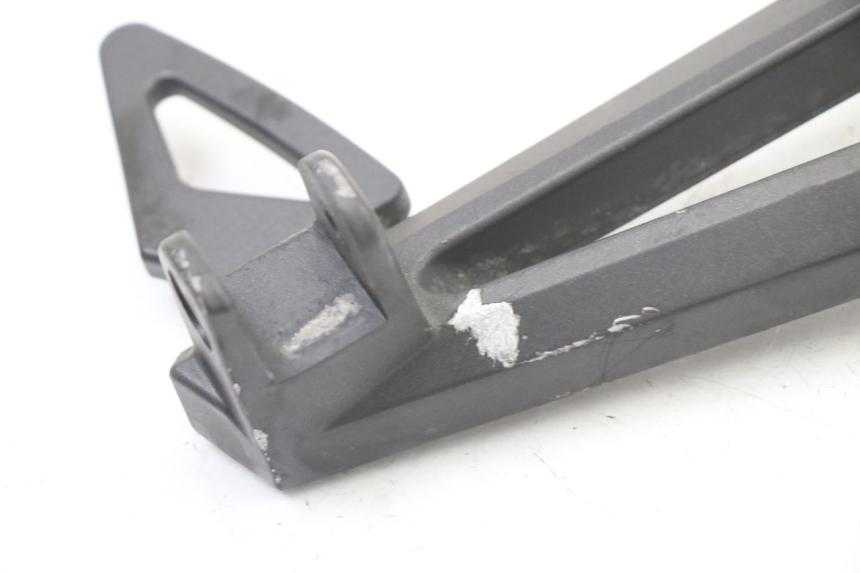 photo de PLAAT VOETSTEUN ACHTER RECHTS YAMAHA FZ6 FAZER S2 600 (2007 - 2011) - Detail van het onderdeel