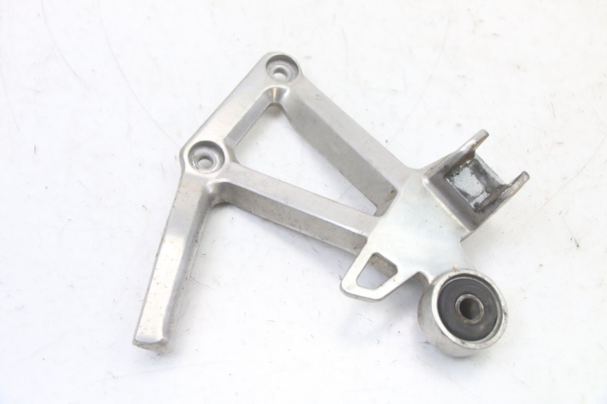 photo de PLAAT VOETSTEUN ACHTER RECHTS YAMAHA FZS FAZER 600 (2001 - 2003) - Detail van het onderdeel