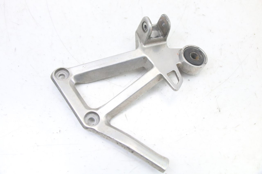 photo de PLAAT VOETSTEUN ACHTER RECHTS YAMAHA FZS FAZER 600 (2001 - 2003) - Zoom op gebruiksstaat