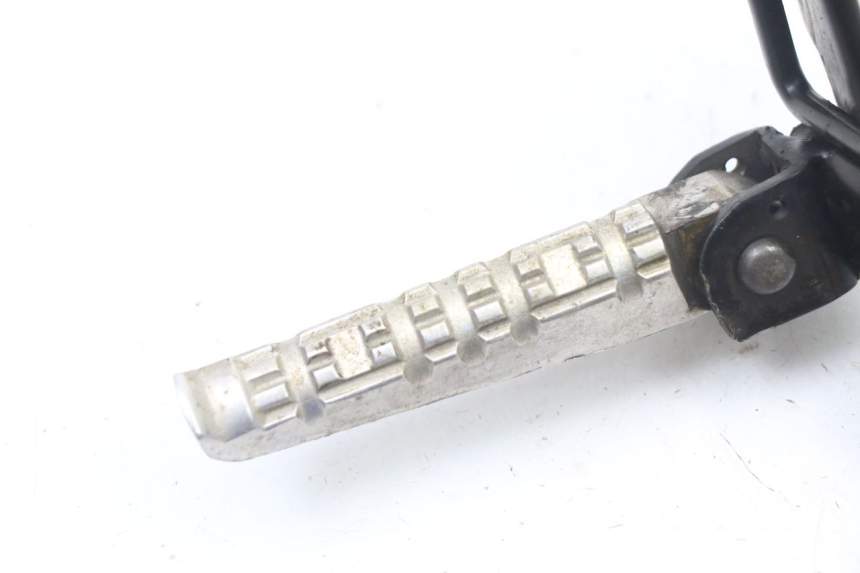 photo de PLAAT VOETSTEUN ACHTER RECHTS YAMAHA TZR 50 (2008 - 2016) - Detail van het onderdeel