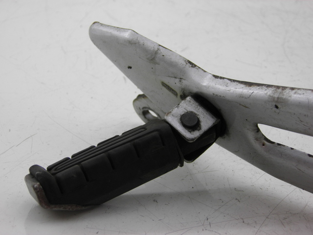 photo de PLAAT VOETSTEUN ACHTER RECHTS YAMAHA YBR 125 (2004 - 2006) - Detail van het onderdeel