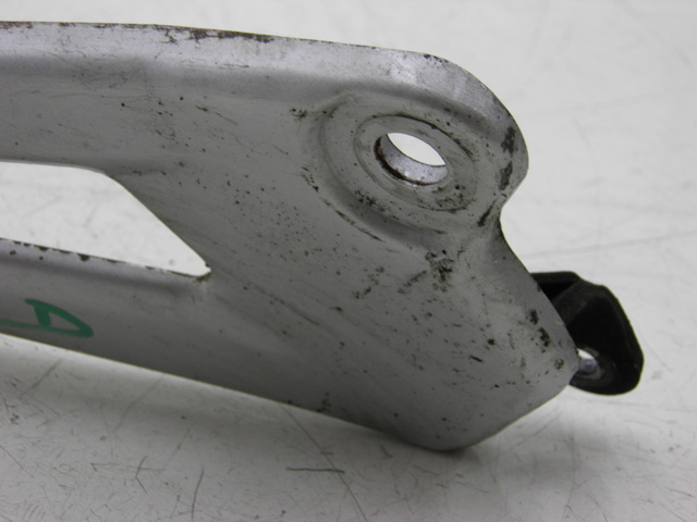 photo de PLAAT VOETSTEUN ACHTER RECHTS YAMAHA YBR 125 (2004 - 2006) - Technische close-up