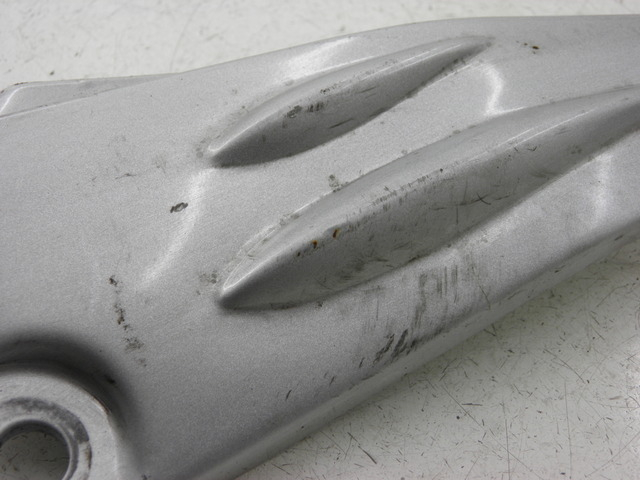 photo de PLAAT VOETSTEUN ACHTER RECHTS YAMAHA YBR CUSTOM 125 (2008 - 2010) - Detail van het onderdeel