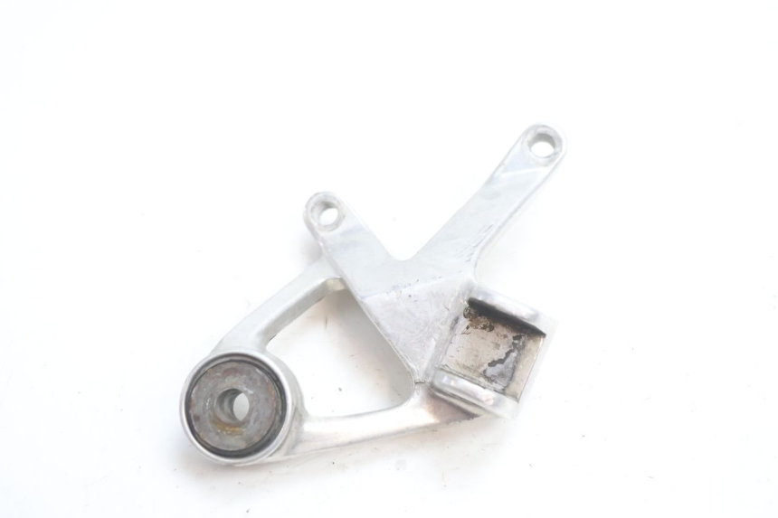 photo de RECHTE ACHTERSTE VOETSTEUNPLAAT YAMAHA YZF R GENESIS 750 (1993 - 1998) - Detail van het onderdeel