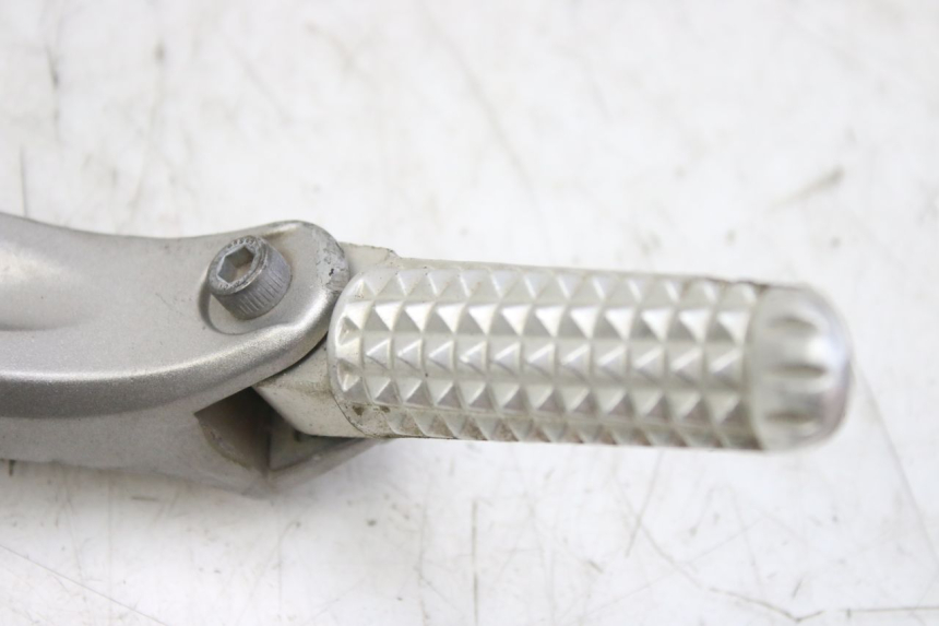 photo de PLAAT VOETSTEUN ACHTER RECHTS YAMAHA YZF R1 1000 (2007 - 2008) - Detail van het onderdeel