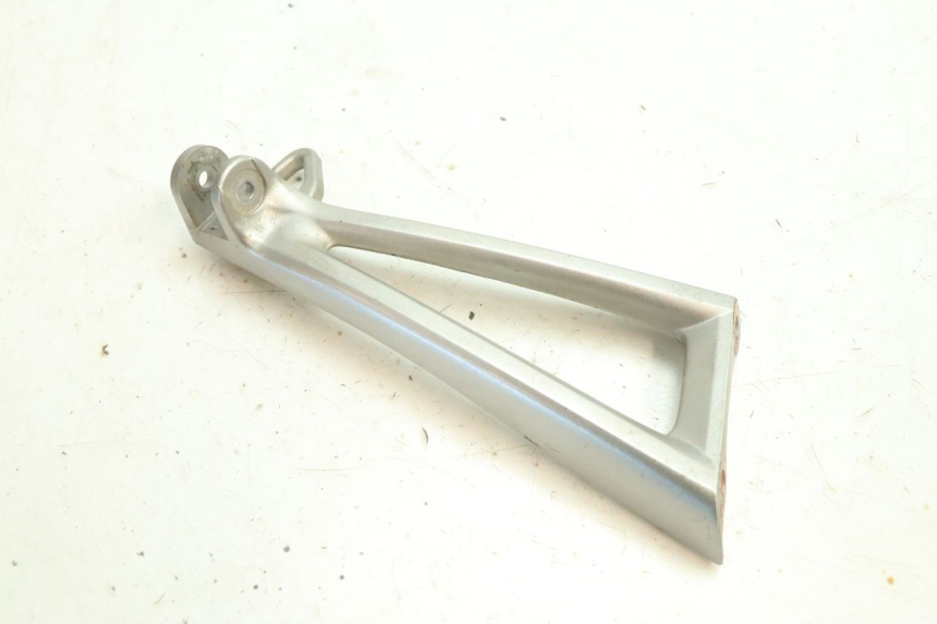 photo de RECHTE ACHTERSTE VOETSTEUNPLAAT YAMAHA YZF R6 600 (2008 - 2009) - Detail van het onderdeel