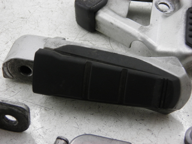 photo de PLAAT ACHTERSTE VOETSTEUN LINKS BMW R RS 1150 (2001 - 2005) - Detail van het onderdeel