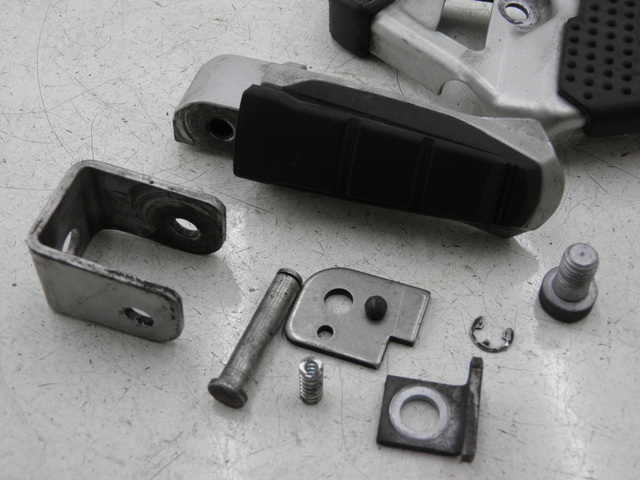 photo de PLAAT ACHTERSTE VOETSTEUN LINKS BMW R RS 1150 (2001 - 2005) - Bevestigingspunten