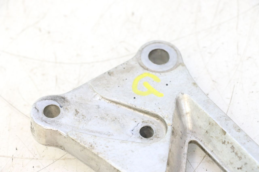 photo de ACHTERLINKS VOETSTEUNPLAAT HONDA CB TWO FIFTY 250 (1991 - 2002) - Detail van het onderdeel