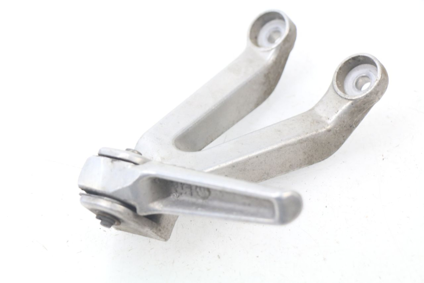 photo de Achterste linker voetsteunplaat HONDA CBR 919 RR FIREBLADE 900 (1998 - 1999) - Detail van het onderdeel