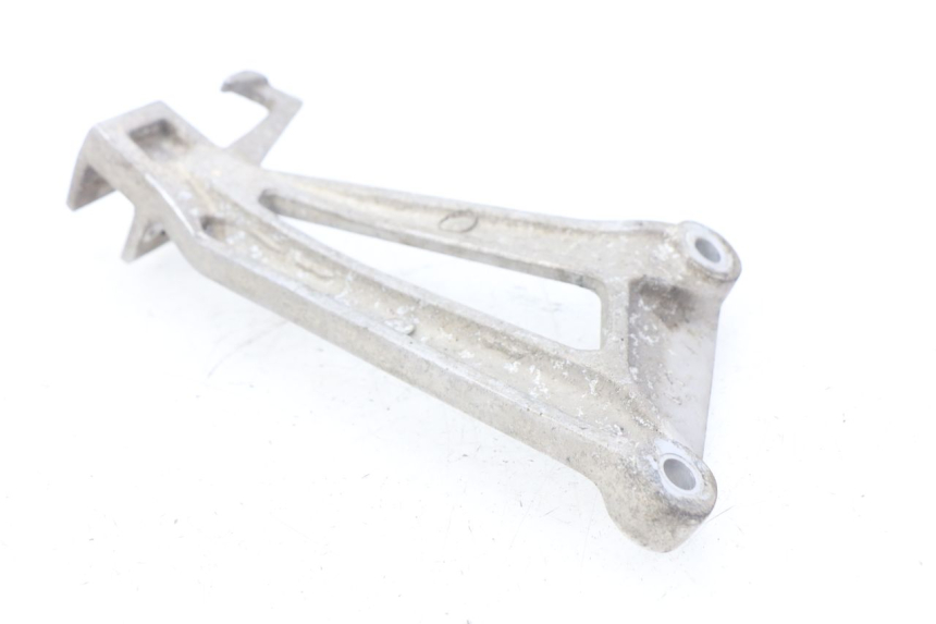 photo de PLAAT ACHTERSTE LINKER VOETSTEUNBEUGEL HONDA CBR R 125 (2003 - 2006) - Detail van het onderdeel