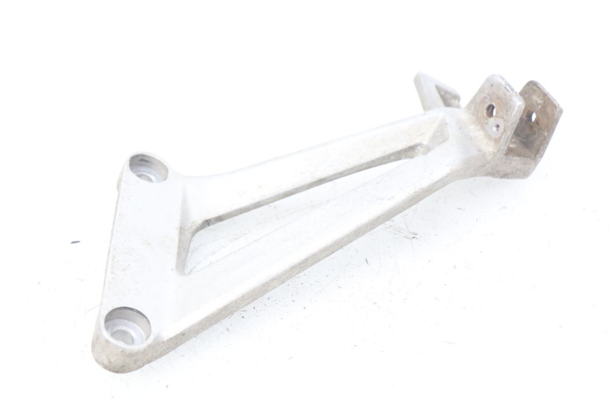 photo de PLAAT ACHTERSTE LINKER VOETSTEUNBEUGEL HONDA CBR R 125 (2003 - 2006) - Andere kijkhoek