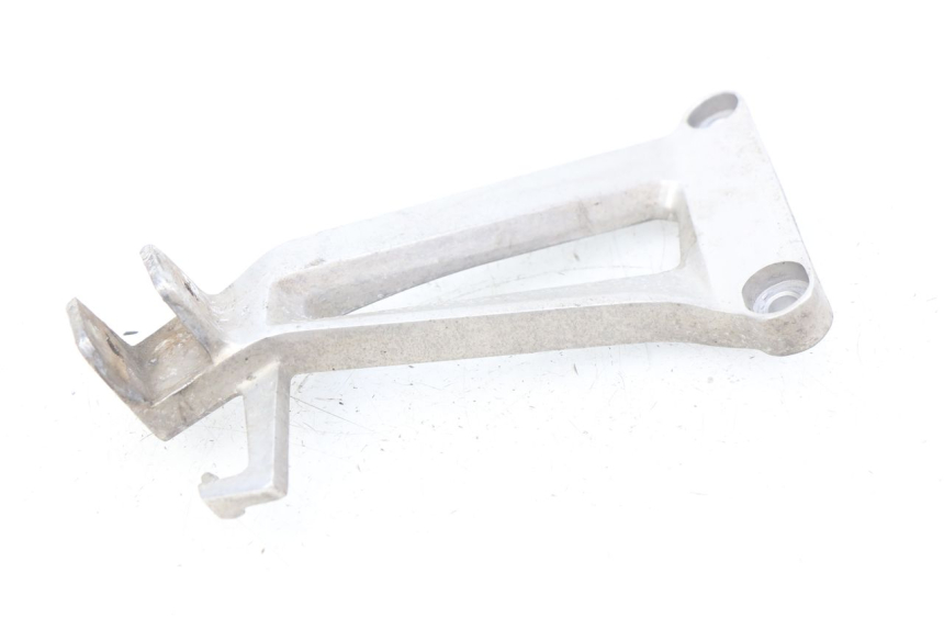photo de PLAAT ACHTERSTE LINKER VOETSTEUNBEUGEL HONDA CBR R 125 (2003 - 2006) - Technische close-up