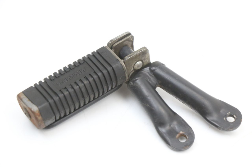 photo de PLAAT ACHTERSTE LINKER VOETSTEUNBEUGEL SHERCO CITY CORP 125 (2003 - 2007) - Detail van het onderdeel