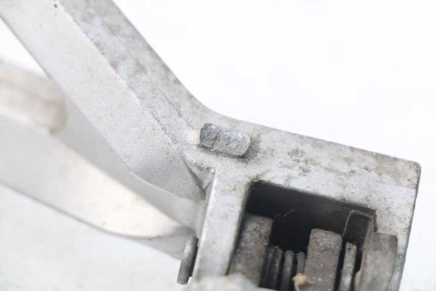 photo de Achterste linker voetsteunplaat HYOSUNG COMET GTR 125 (2007 - 2014) - Detail van het onderdeel