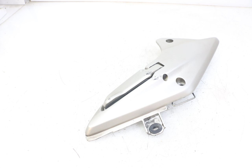 photo de PLAAT ACHTERSTE VOETSTEUN LINKS HONDA FJS SILVERWING SILVER WING 600 (2001 - 2010) - Detail van het onderdeel