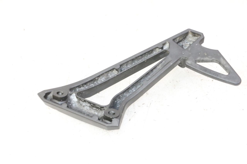 photo de PLAAT ACHTERSTE VOETSTEUN LINKS YAMAHA FZ6 FAZER S2 600 (2007 - 2011) - Detail van het onderdeel